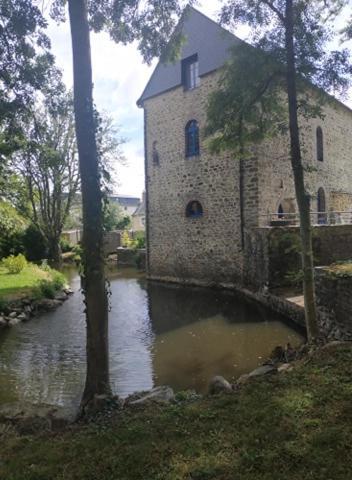 Le Moulin De Meral Montsûrs 外观 照片